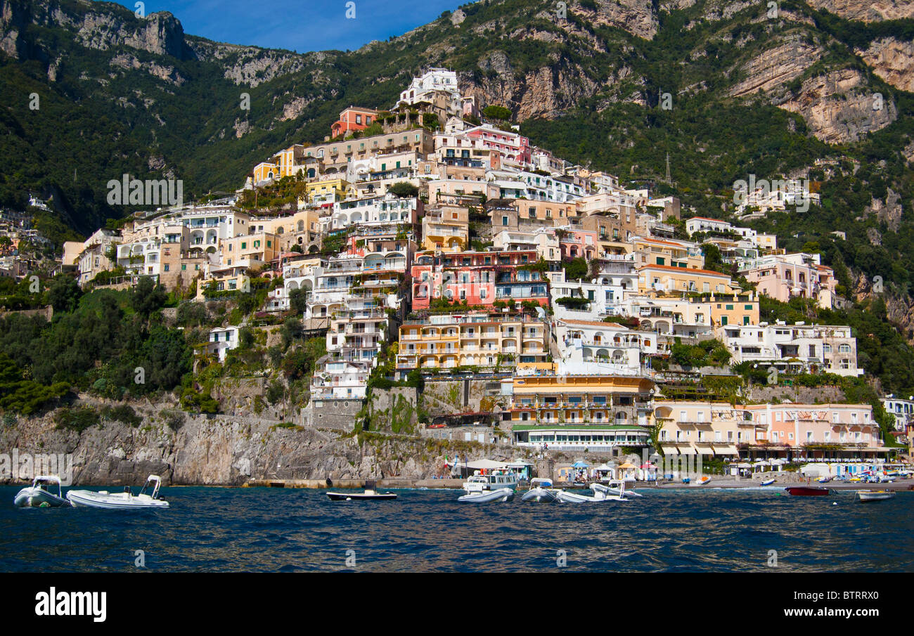 Vista de Positano desde un barco, en la costa de Amalfi, Italia Foto de stock