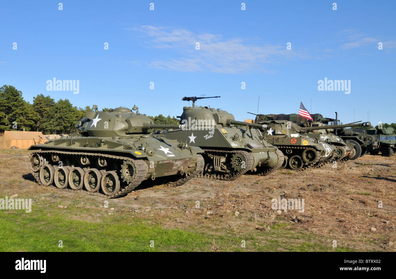 Tanques y camiones del ejército estadounidense en línea en el campamento Edwards, Massachusetts Military Reservation, Bourne, en Cape Cod, MA, EE.UU. Foto de stock