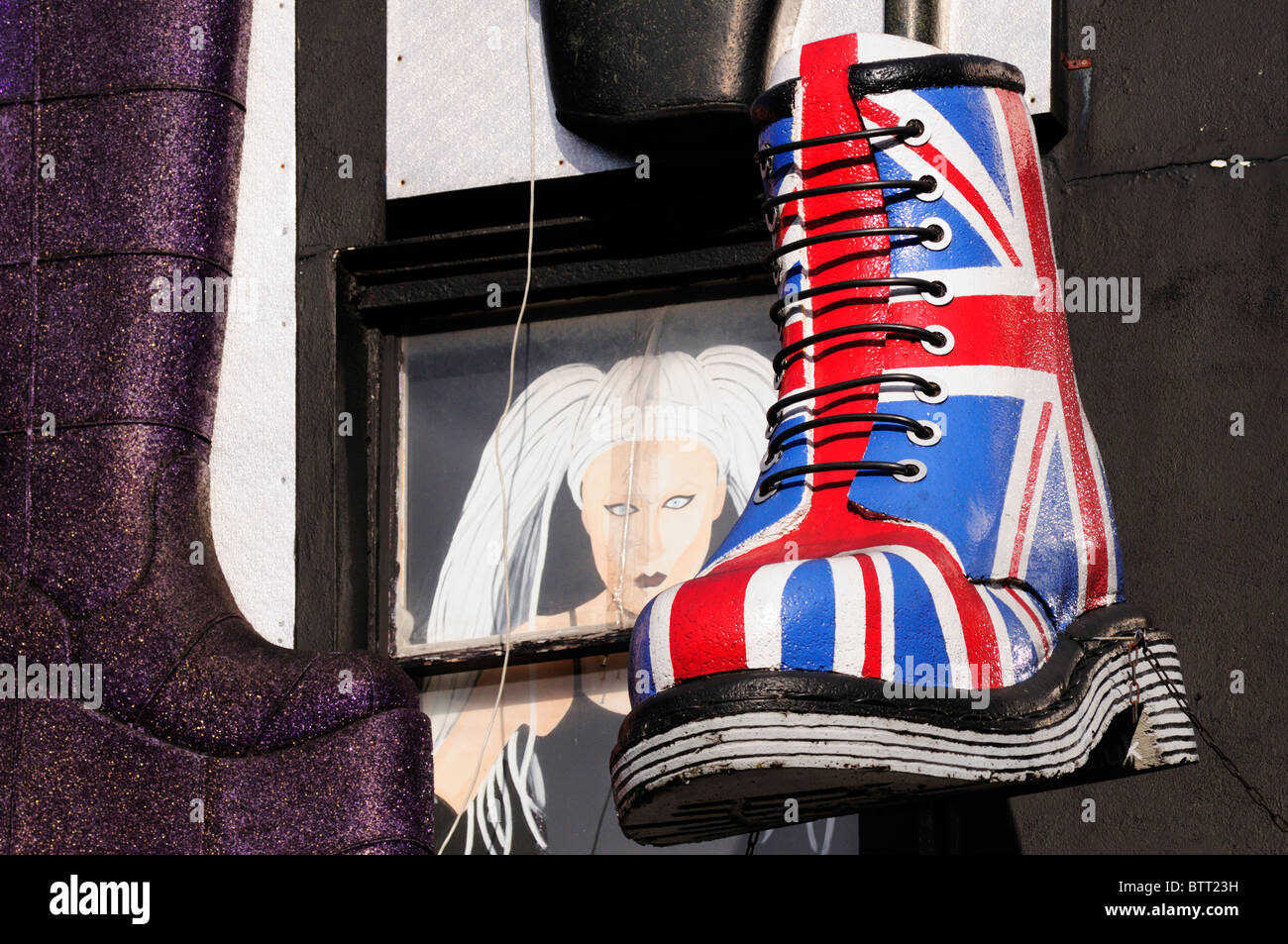 Un gigante Union Jack Dr. Martens boot por encima de una tienda en Camden High Street, Londres, Inglaterra, Reino Unido. Foto de stock