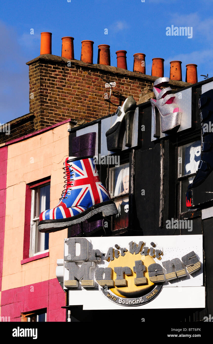Un gigante Dr. Martens Union Jack Boot y firmar, Camden High Street, Camden Town, Londres, Inglaterra, Reino Unido. Foto de stock