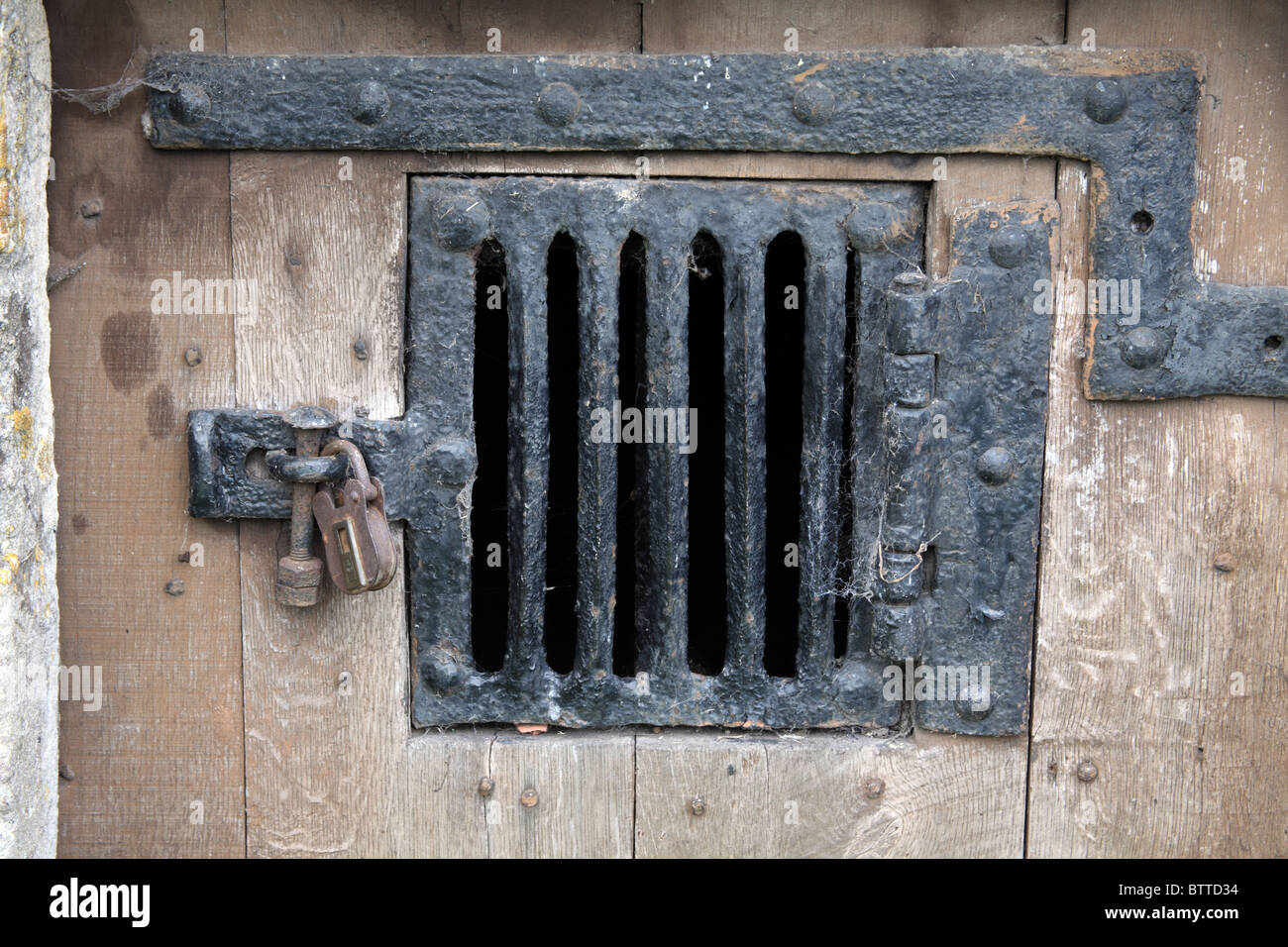 La puerta de la cárcel; Steeple Ashton, Wiltshire, Inglaterra Foto de stock