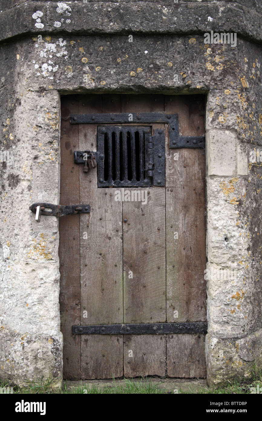 La puerta de la cárcel; la casa ciega o lock-up en Steeple Ashton, Wiltshire, Inglaterra Foto de stock