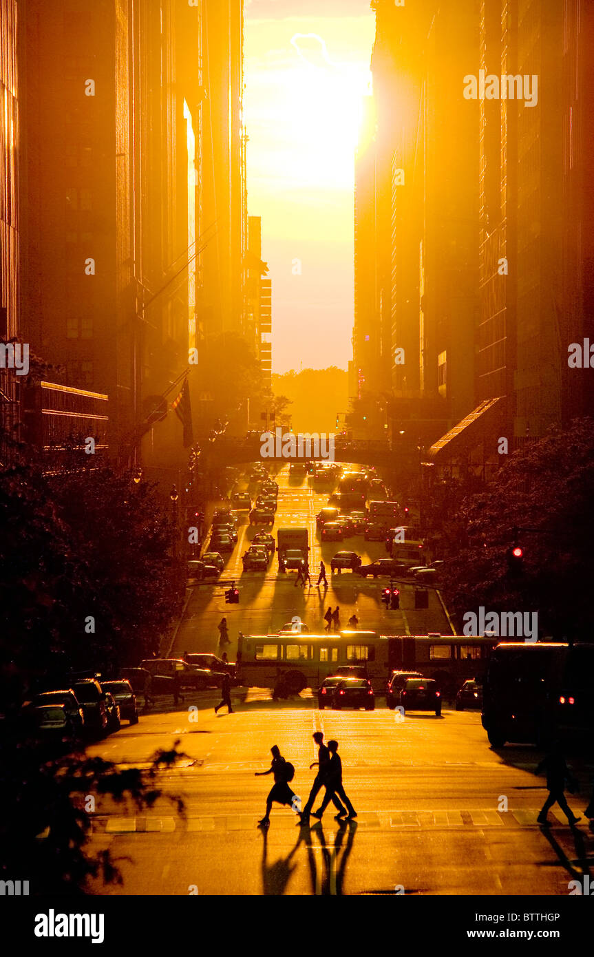Vista de la puesta de sol de la calle 42, en verano, la ciudad de Nueva York. Foto de stock
