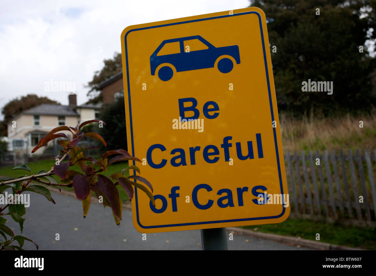 Tenga cuidado de automóviles firmar fuera una escuela en Brighton, East Sussex, Reino Unido. Foto de stock