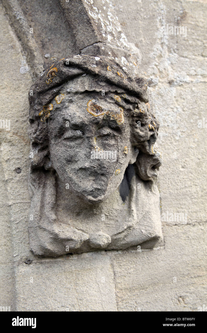 Hood molde parar; un rostro de mujer tallada; arquitectura de la Iglesia; la iglesia parroquial de San Leonardo, Keevil, Wiltshire Foto de stock