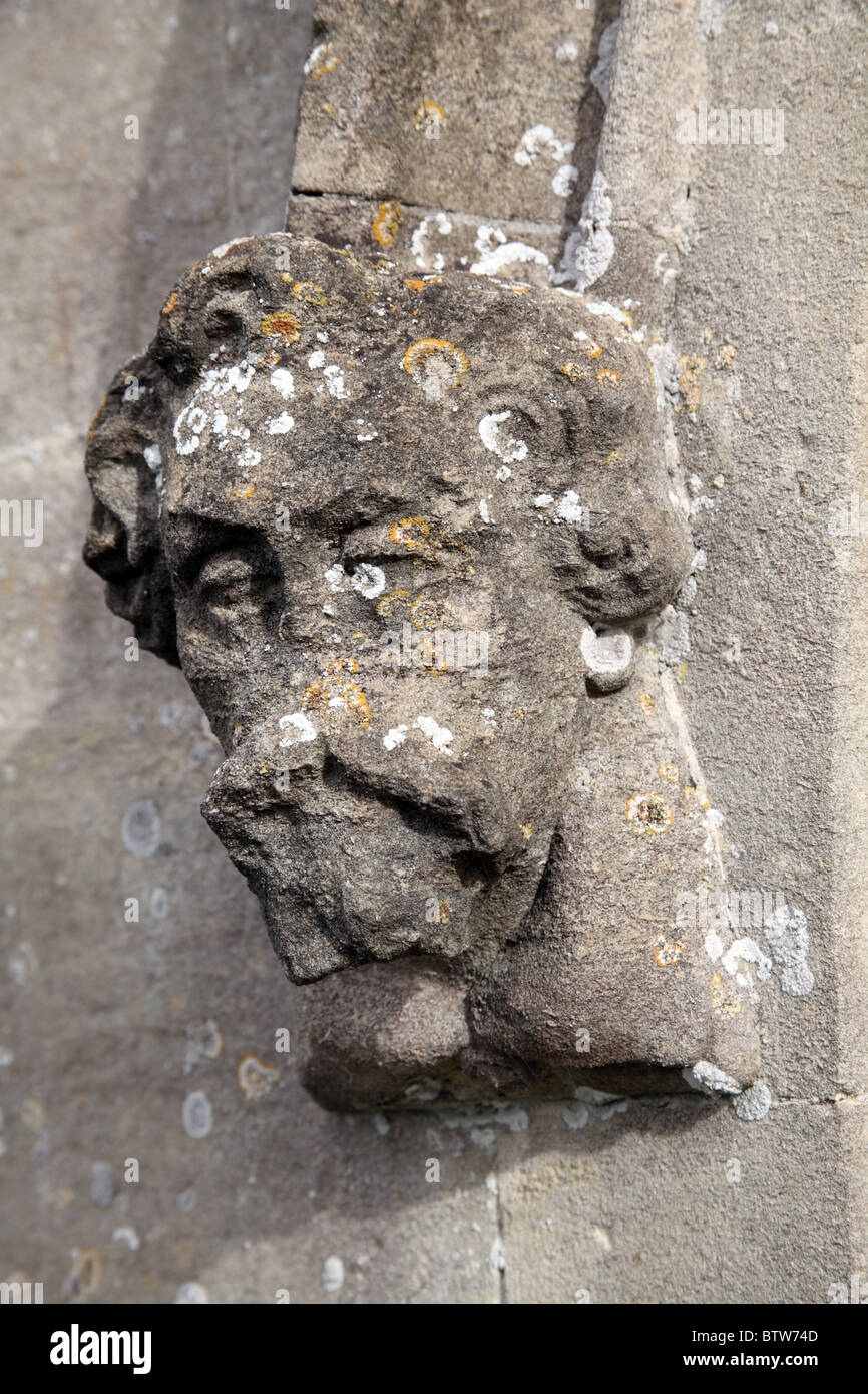 Hood molde parar; un hombre del rostro tallado; arquitectura de la Iglesia; la iglesia parroquial de San Leonardo, Keevil, Wiltshire Foto de stock