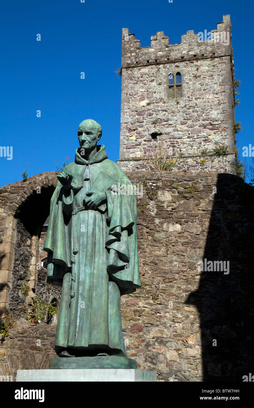Escultura de Lucas Guata, teólogo e historiador, fuera de los Frailes grises, la ciudad de Waterford, Irlanda Foto de stock
