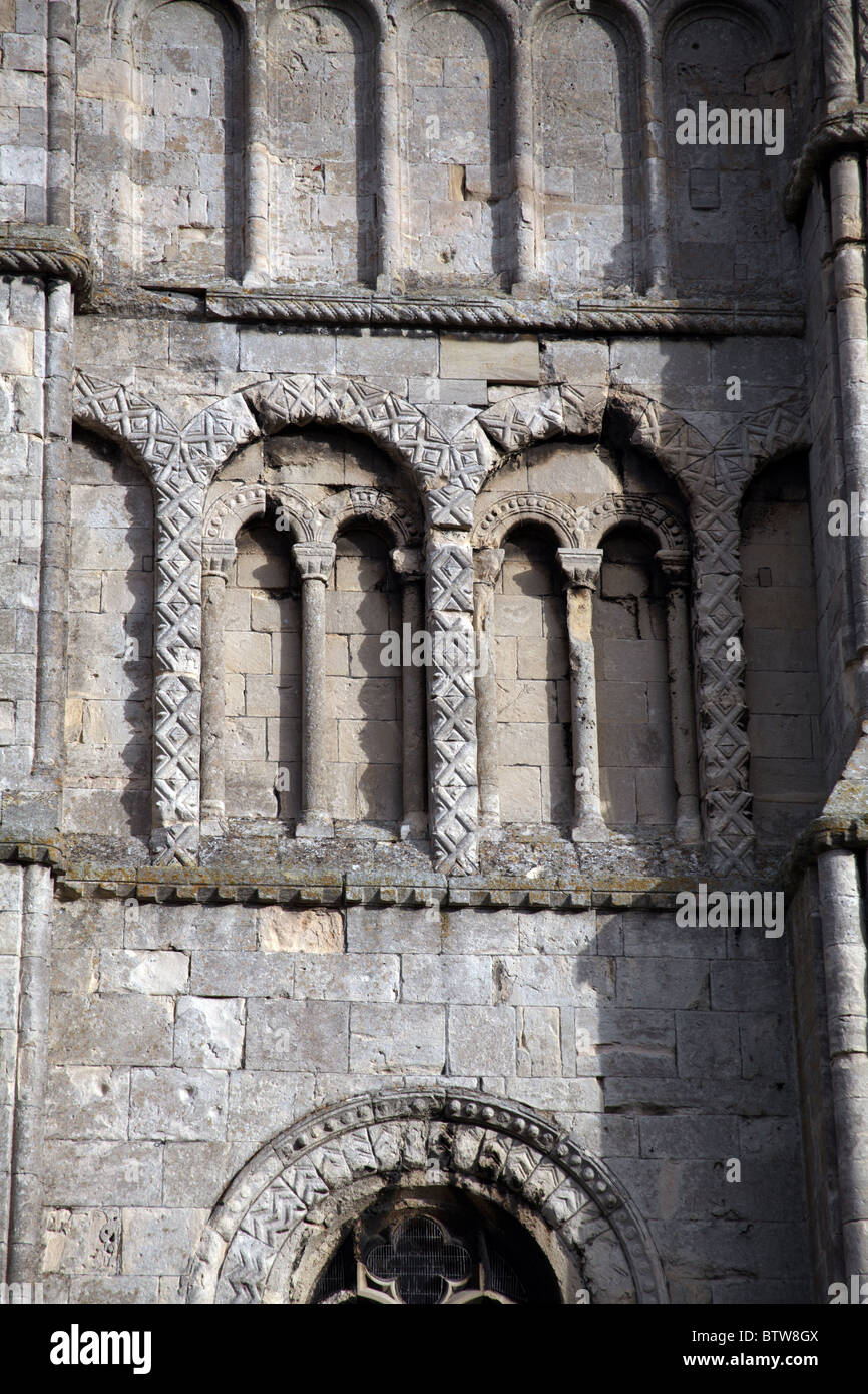 Siglo xii Norman arcos ciegos con talla de pañal detalles sobre la torre de la Abadía de Malmesbury, Wiltshire Foto de stock