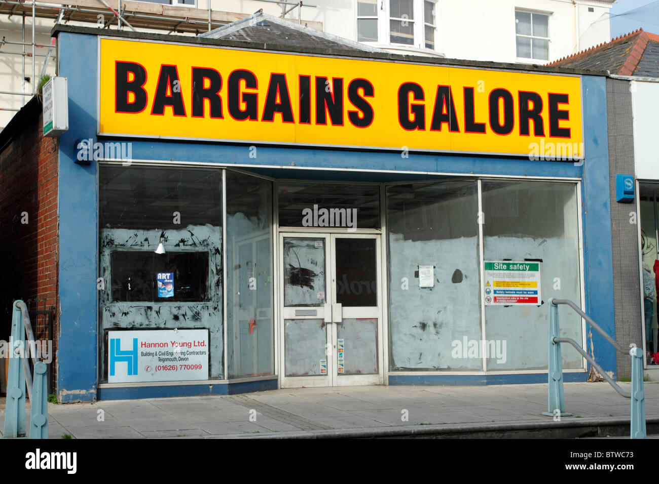 Gangas en abundancia, cerró la tienda ganga en Exmouth, Devon, Reino Unido. Foto de stock