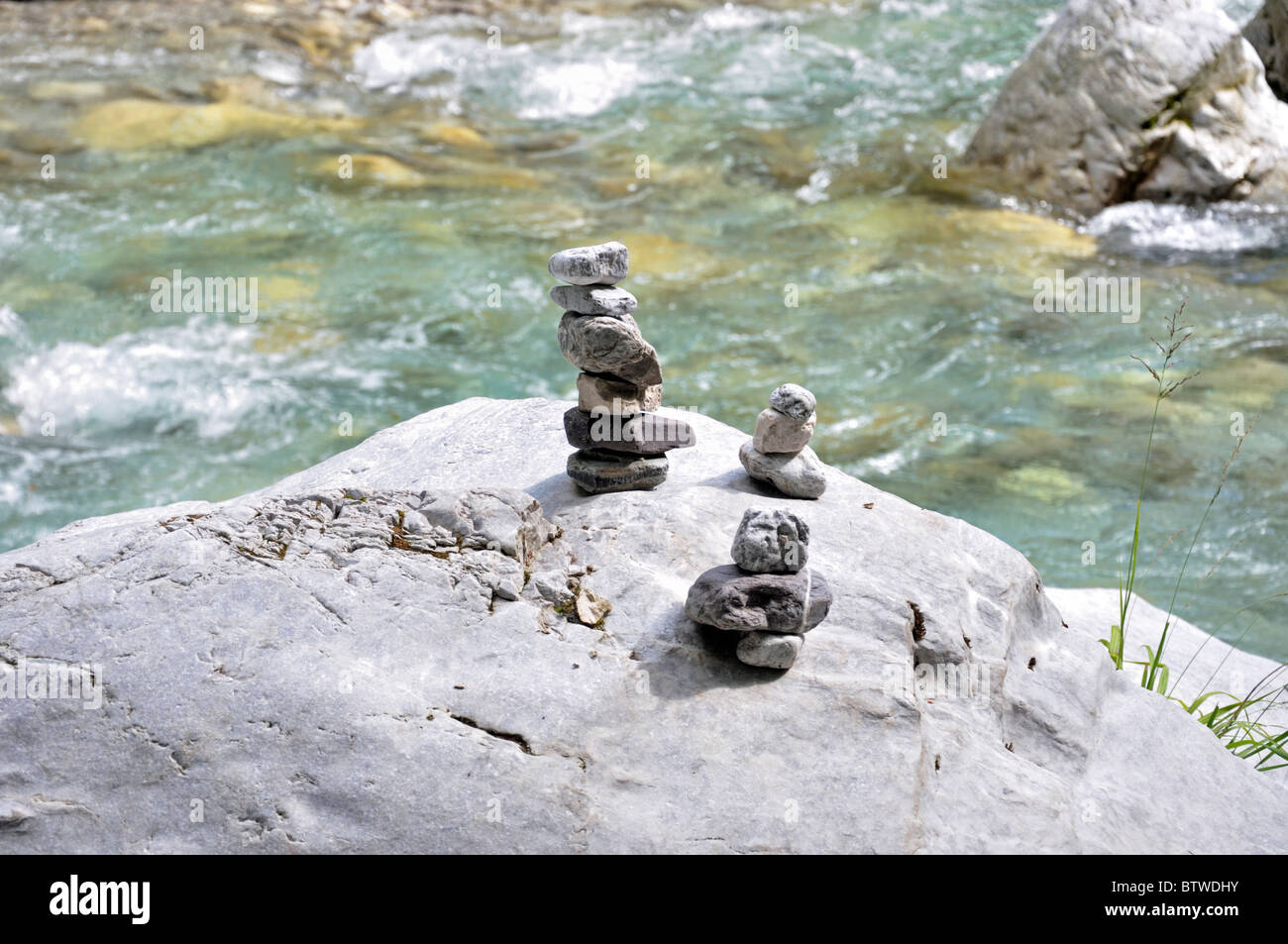 Piedras apiladas en río Tolminka, Soca Valley, el Parque Nacional de Triglav, en Eslovenia, Europa Foto de stock