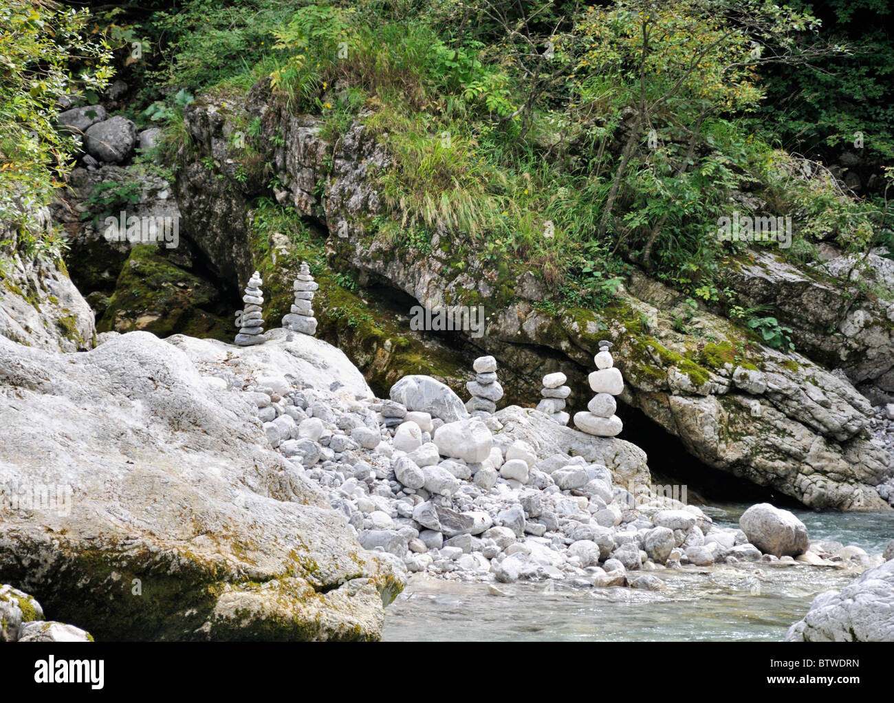 Piedras apiladas en río Tolminka, Soca Valley, el Parque Nacional de Triglav, en Eslovenia, Europa Foto de stock