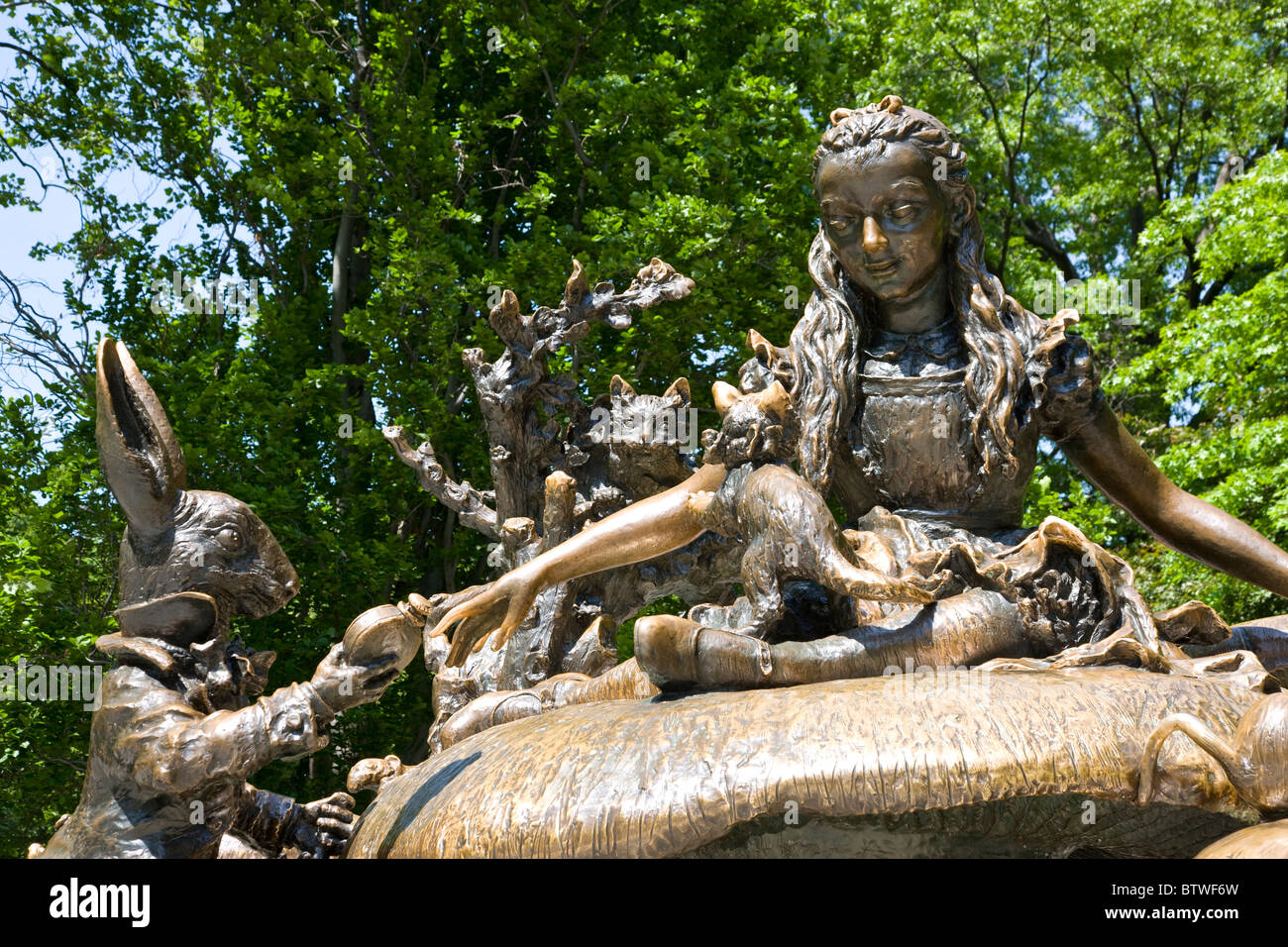 Alice in Wonderland estatua a mediados del cuadrante de estacionamiento en Central Park. Foto de stock