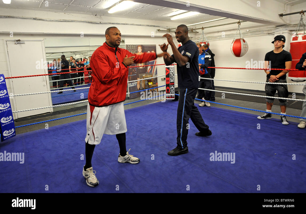 El boxeador Roy Jones Jr de sparring en un gimnasio de boxeo en Brighton  Fotografía de stock - Alamy