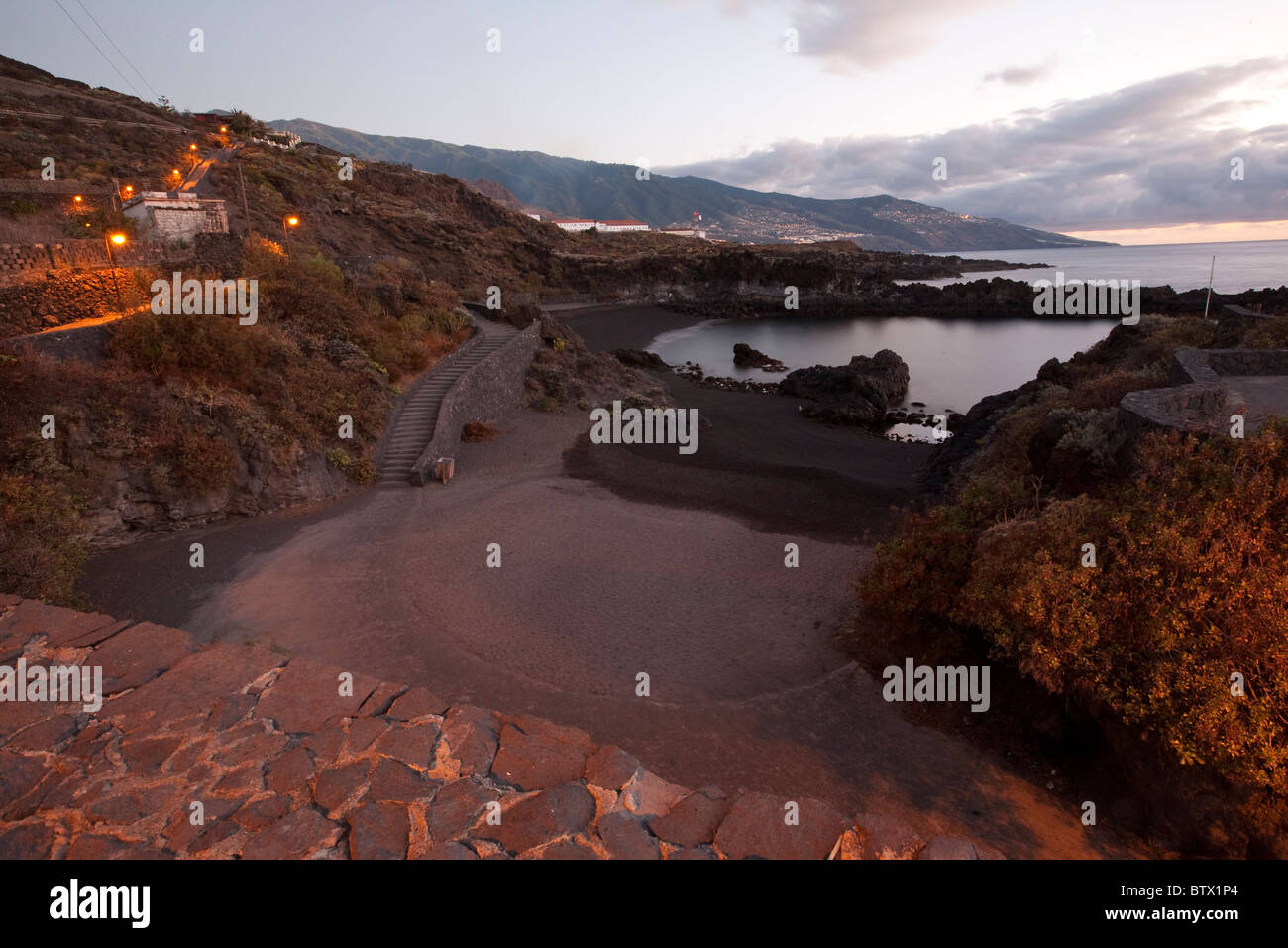Punto de vista mirando a lo largo de la costa oriental y arena negra volcánica sol playa de Los Cancajos, La Palma, Islas Canarias Foto de stock