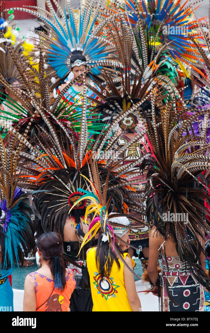 Desaparecido Al por menor cartel Penacho de danzas aztecas fotografías e imágenes de alta resolución - Alamy