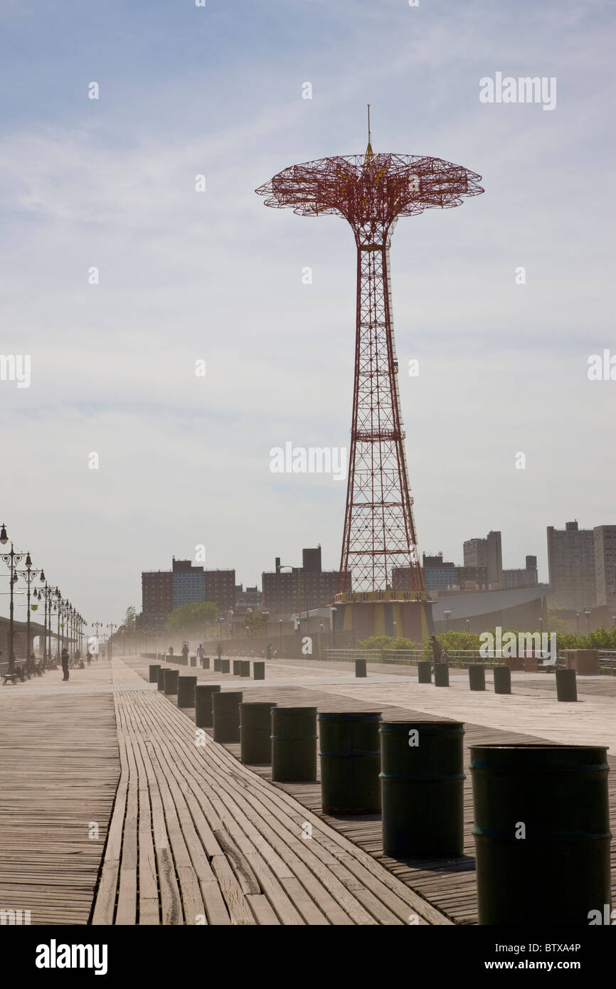 El salto en paracaídas en Coney Island en Brooklyn. Foto de stock