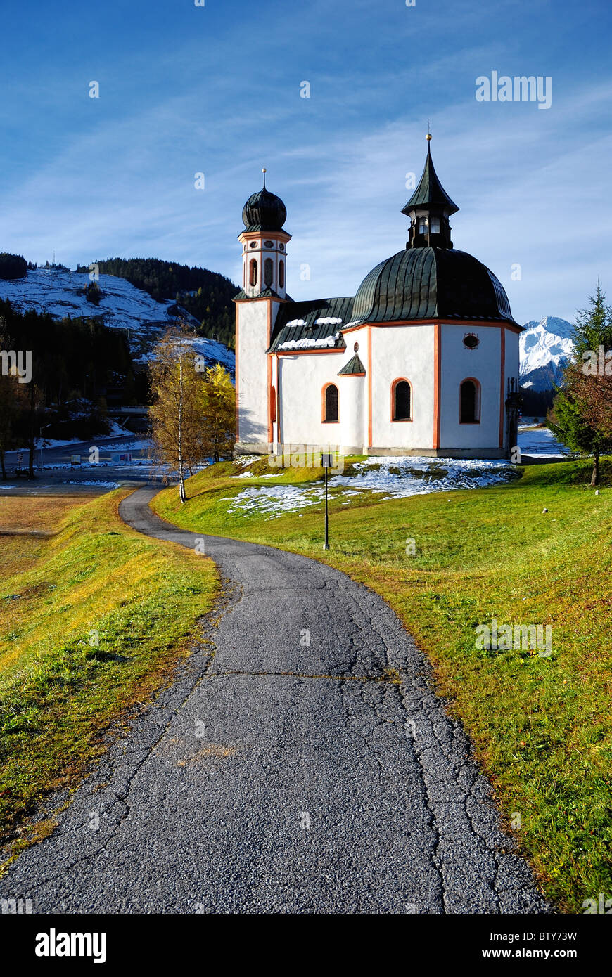 Iglesia Seekirchl Seefeld in Tirol Austria Foto de stock