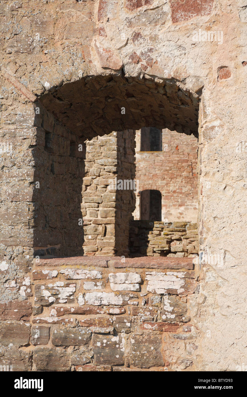 Ventana aberturas en las paredes gruesas de Borgholm Castillo - originalmente desde el siglo XII, en la isla de Öland, Suecia. Foto de stock