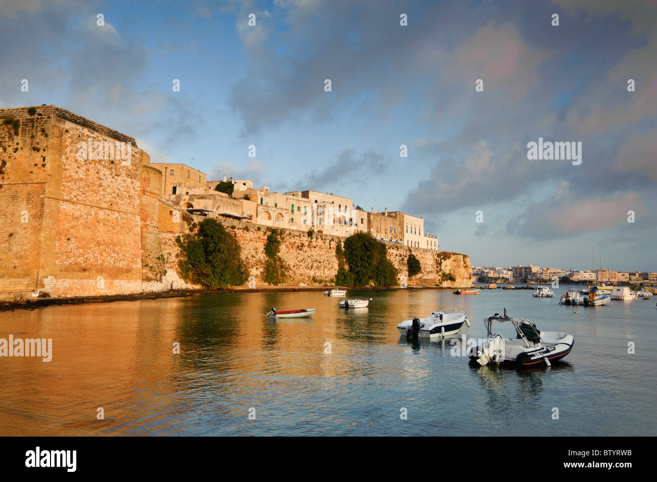 El puerto y fortificaciones de Otranto, Puglia, Italia Foto de stock