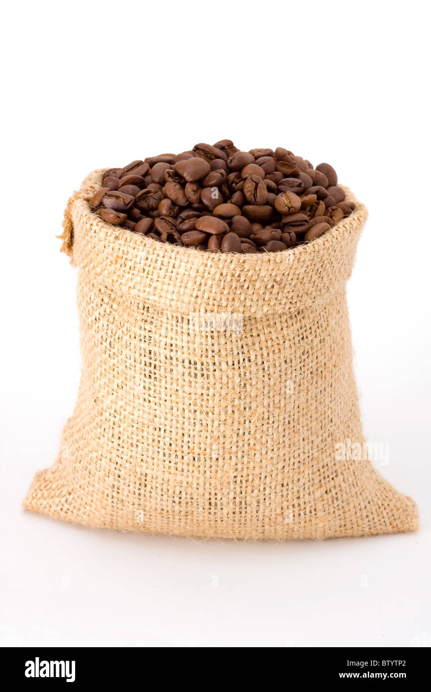 Los granos de café en sacos de arpillera Foto de stock