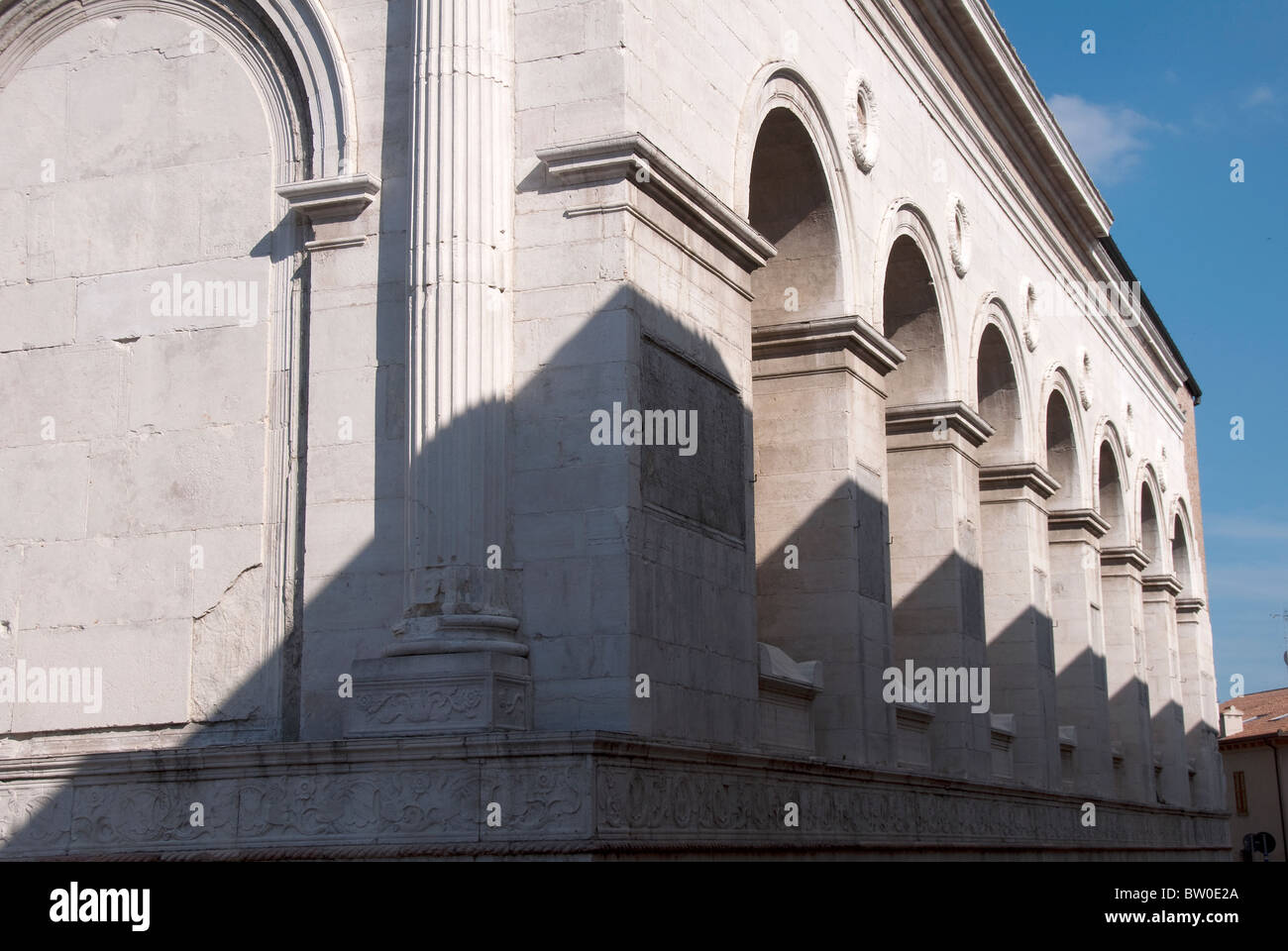 Vista lateral del Tempio Malatestiano, iglesia catedral de Rimini, Italia Foto de stock