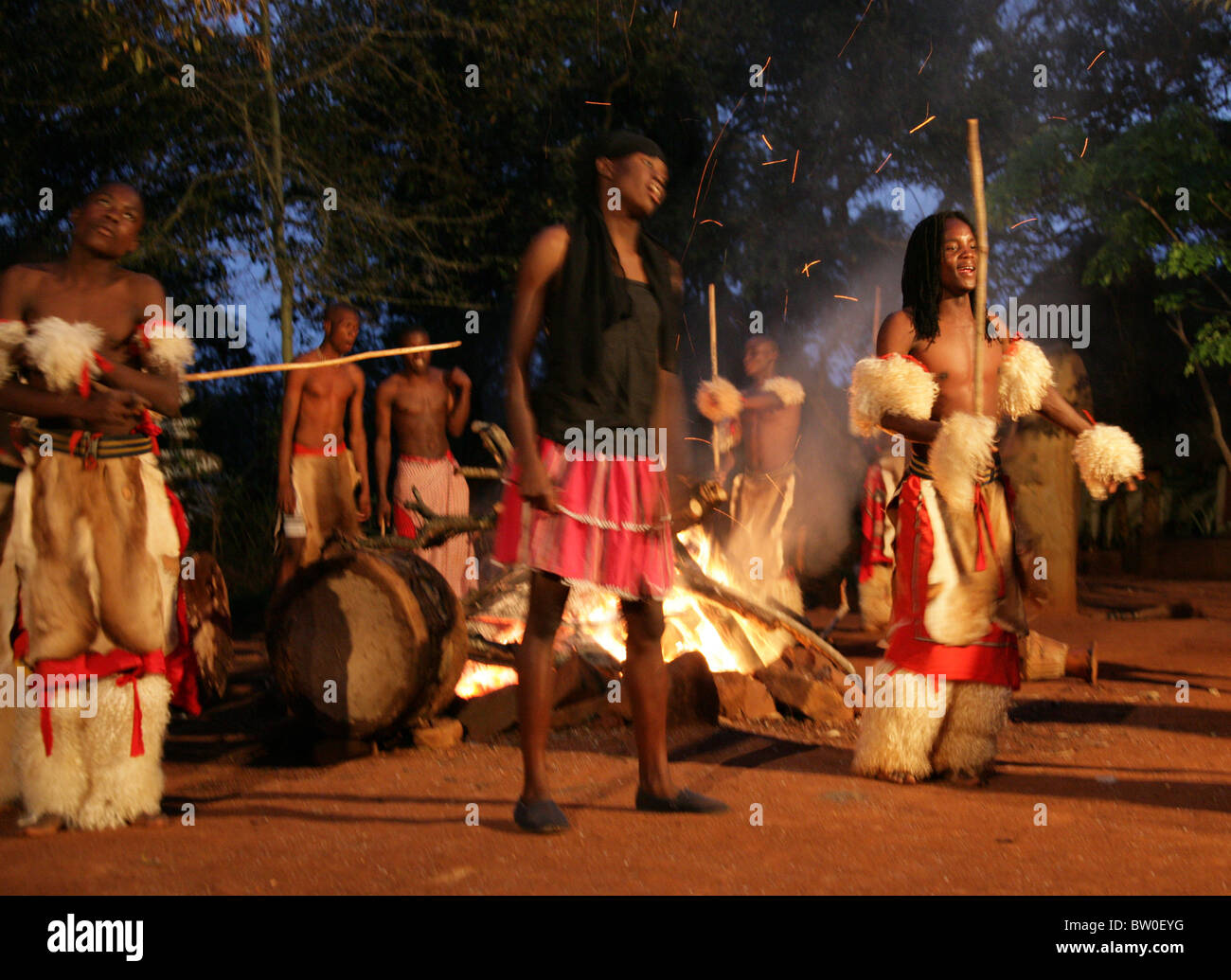 Rendimiento tribales Bailarines, Aldea Cultural Shangana, Hazyview, Mpumalanga, Sudáfrica Foto de stock