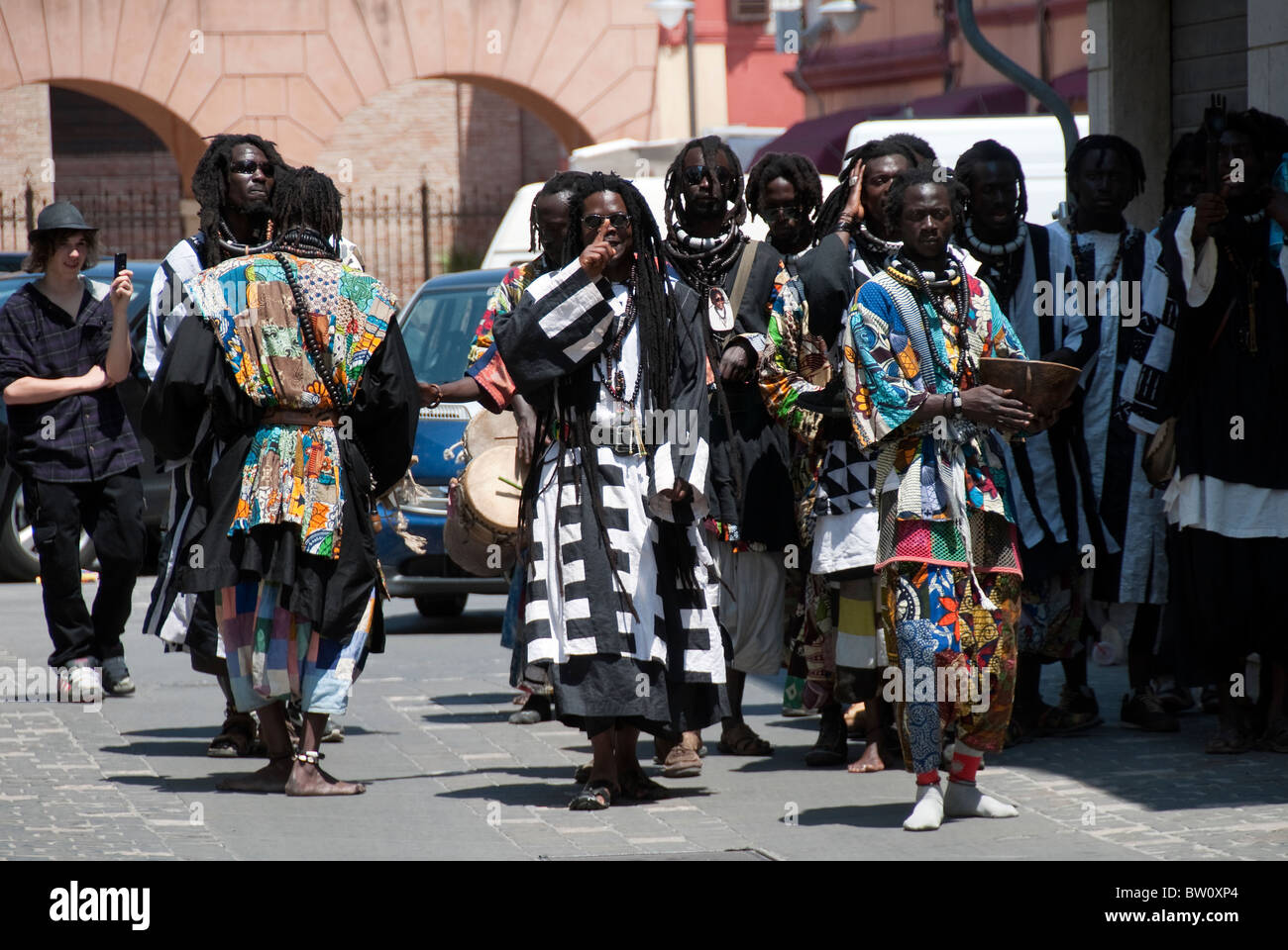 Negro africano etíope germanos en traje tradicional danza en la calle para  pedir dinero para alimentos, en una pequeña ciudad italiana Fotografía de  stock - Alamy