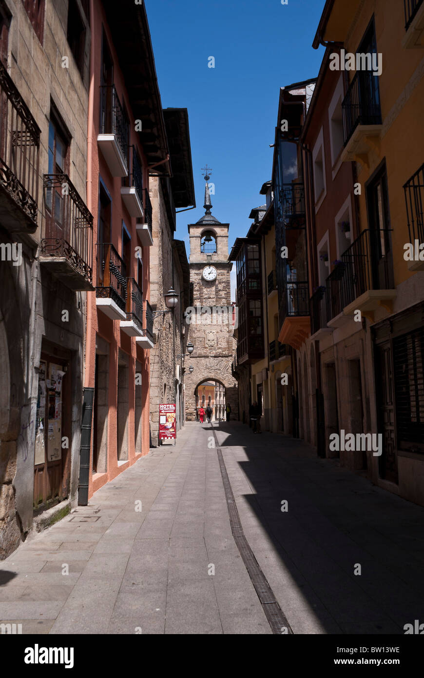 Calle Calle del reloj' en el centro de la ciudad de Ponferrada Fotografía  de stock - Alamy