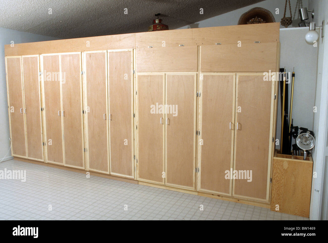 Armario casero sin pintar CARPINTERÍA Carpintería de madera detalle install  custom almacenaje de pared care construir proyecto integrado Fotografía de  stock - Alamy
