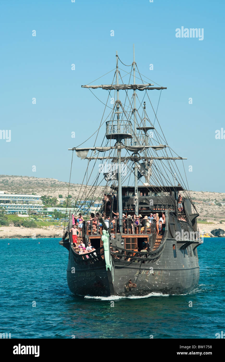 Barco la Perla Negra de la película Piratas del Caribe en Agia-Napa, Chipre  Harbour. Mediterráneo, Chipre, Europa Fotografía de stock - Alamy