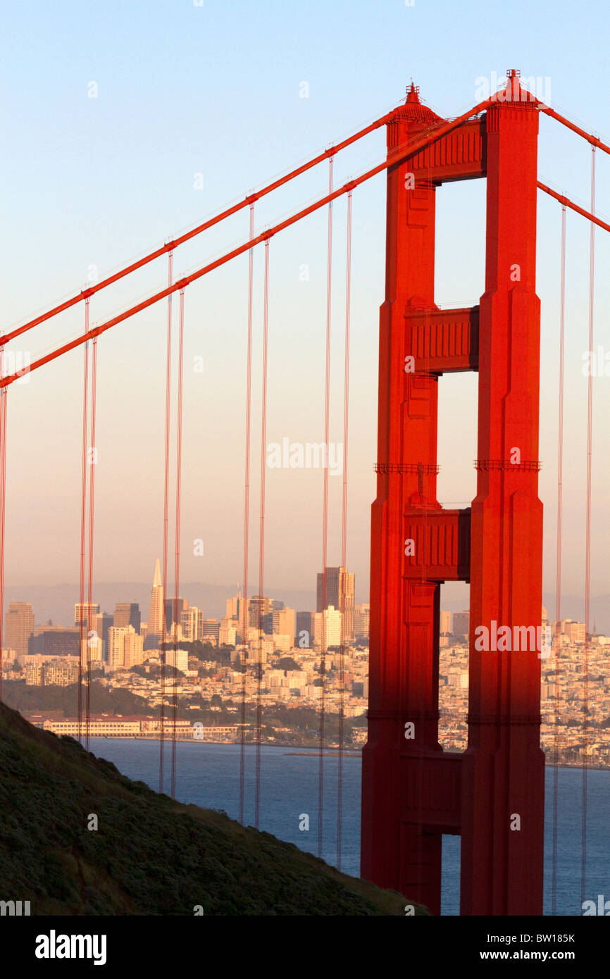 El Puente Golden Gate y la ciudad de San Francisco, California, EEUU. Foto de stock