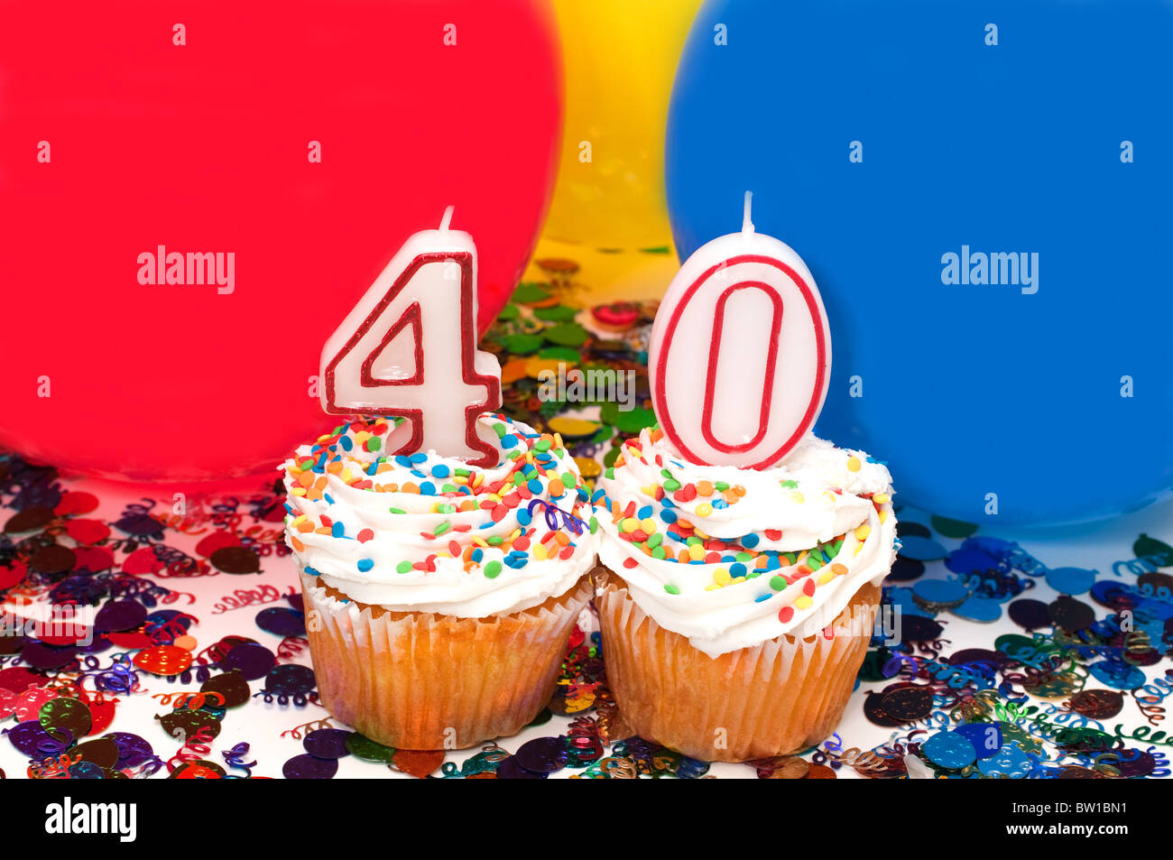 Celebración con globos, confeti, cupcake, y el número 40 velas. Foto de stock
