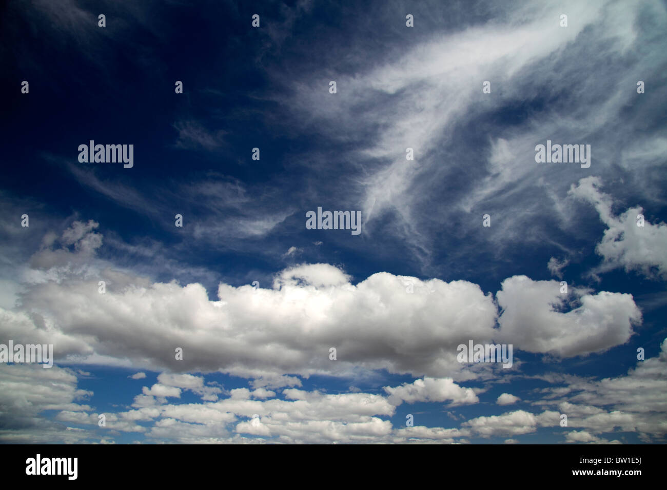 Cúmulos y nubes cirrus con el cielo azul en Idaho, Estados Unidos. Foto de stock