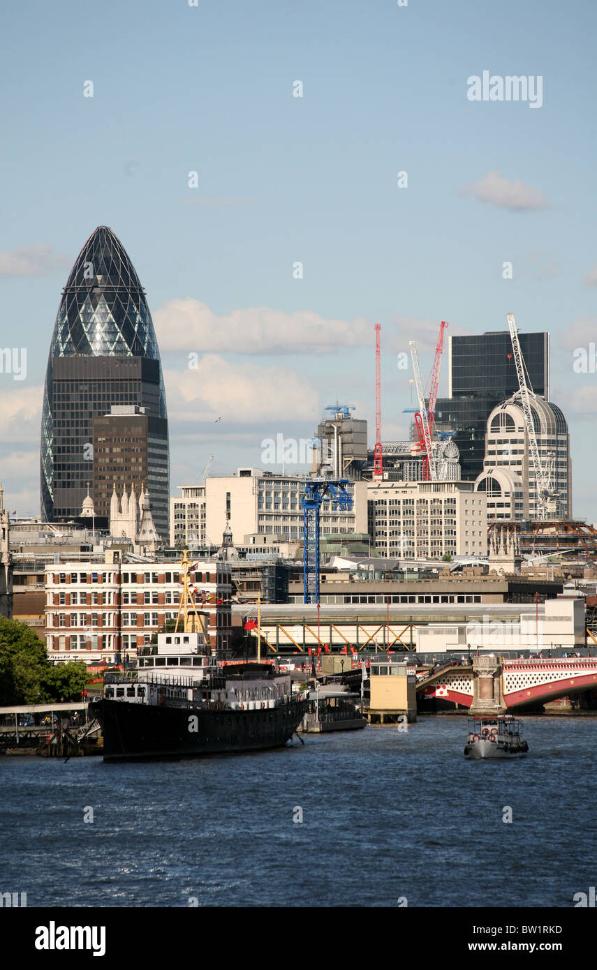 El horizonte de la ciudad de Londres desde el río Támesis Foto de stock