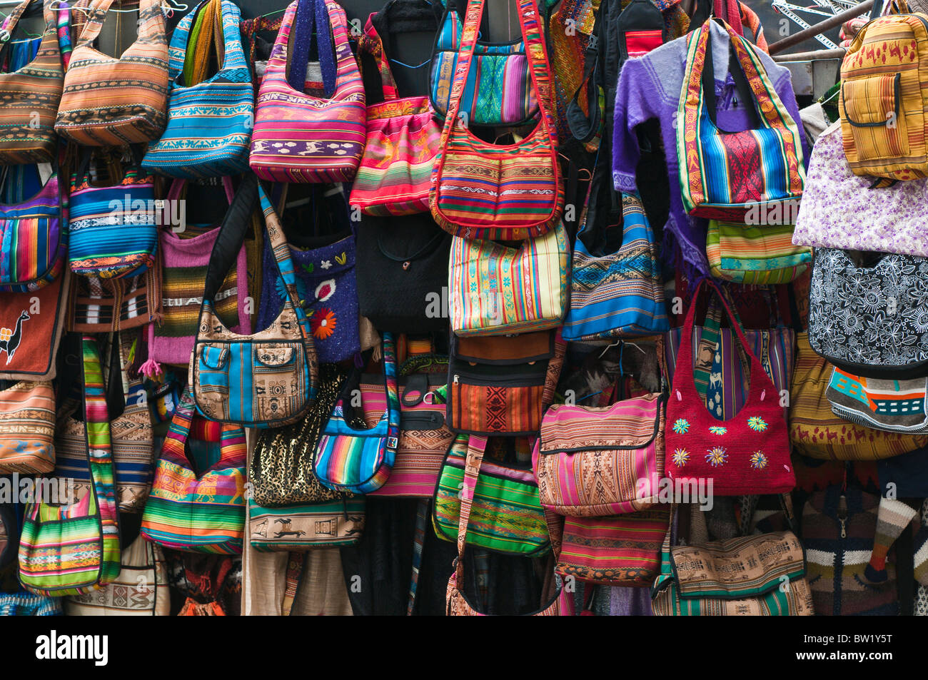 Bolsos hechos a mano, Centro Histórico, Quito, Ecuador Fotografía de stock  - Alamy