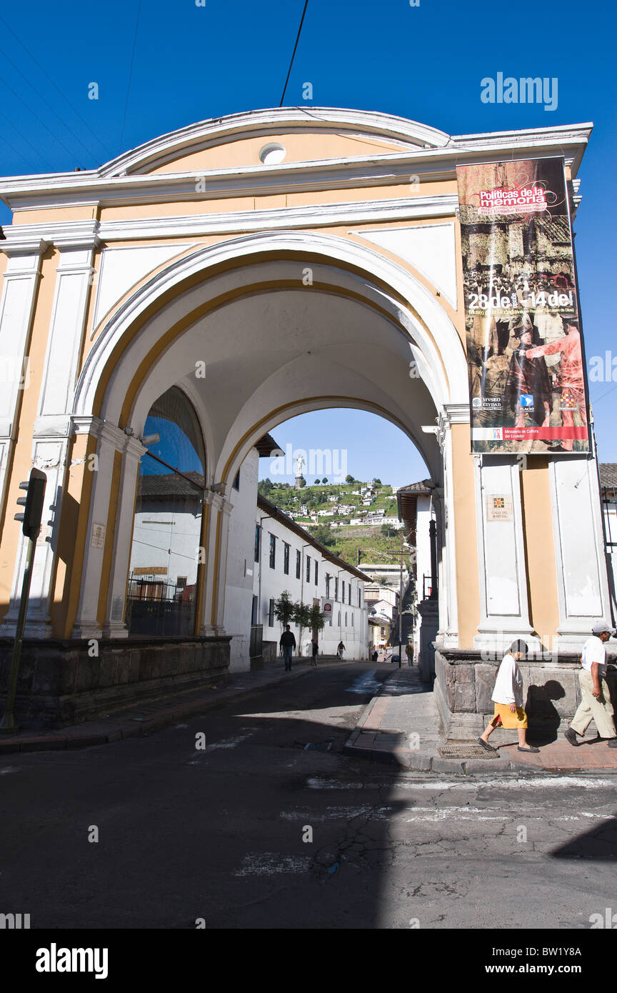 Arco del Hospital con el Monumento a la Virgen de Quito en la colina, Centro Histórico, Quito