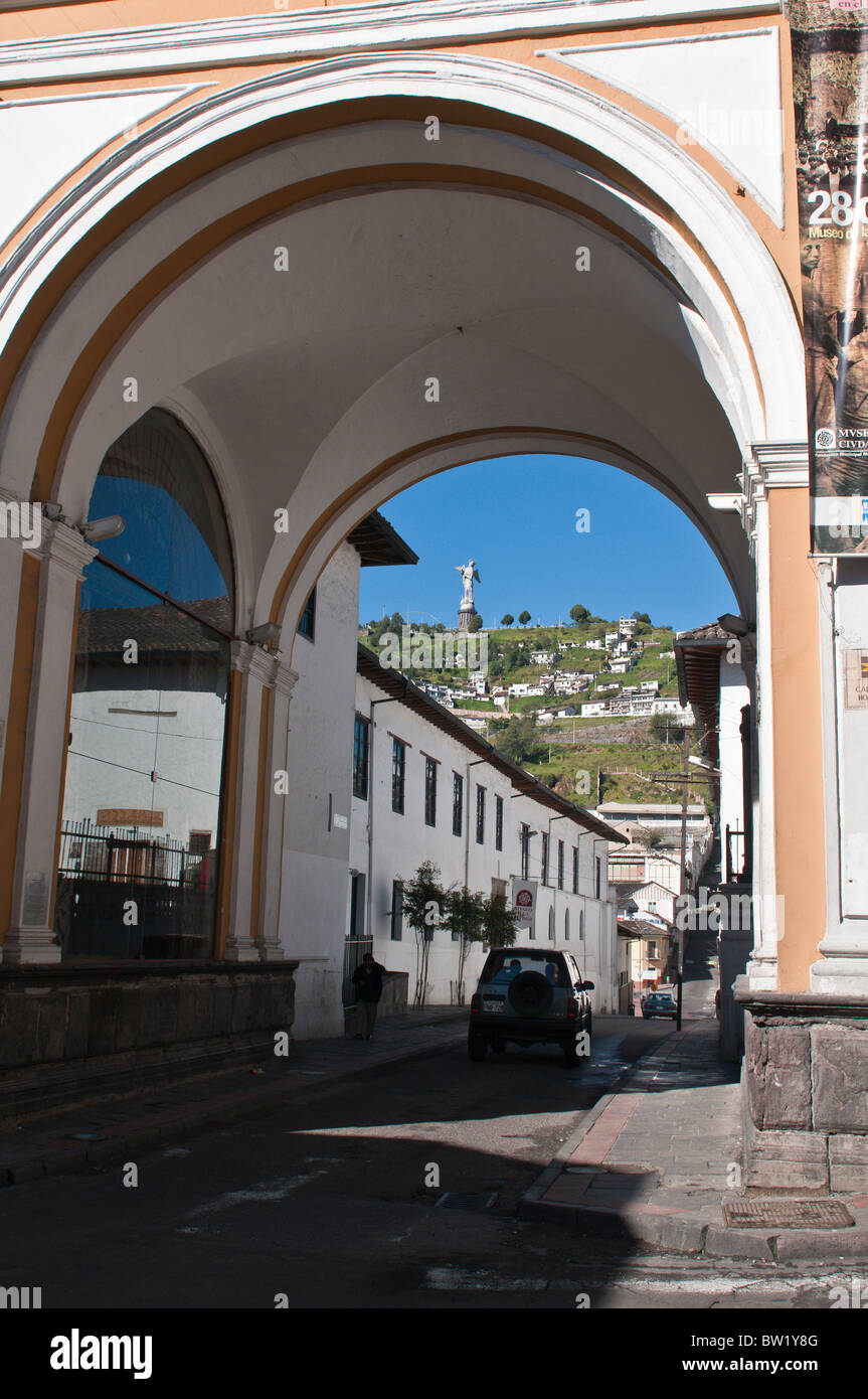 Arco del Hospital con el Monumento a la Virgen de Quito en la colina, Centro Histórico, Quito