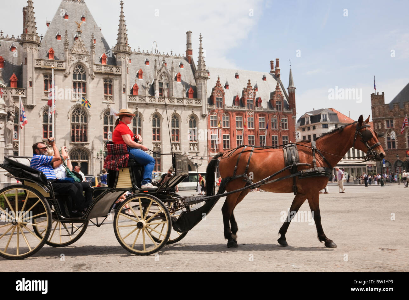 Markt, brujas, Flandes Oriental, Bélgica, Europa. El caballo y el transporte de turistas visitando la Plaza histórica. Foto de stock