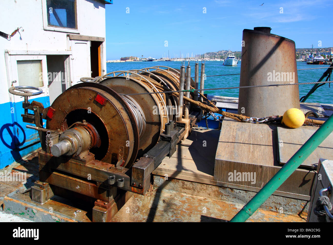 Cabrestante cabrestante de barco pesquero arrastrero potencia motor para  tirar de la red de cable de acero Fotografía de stock - Alamy