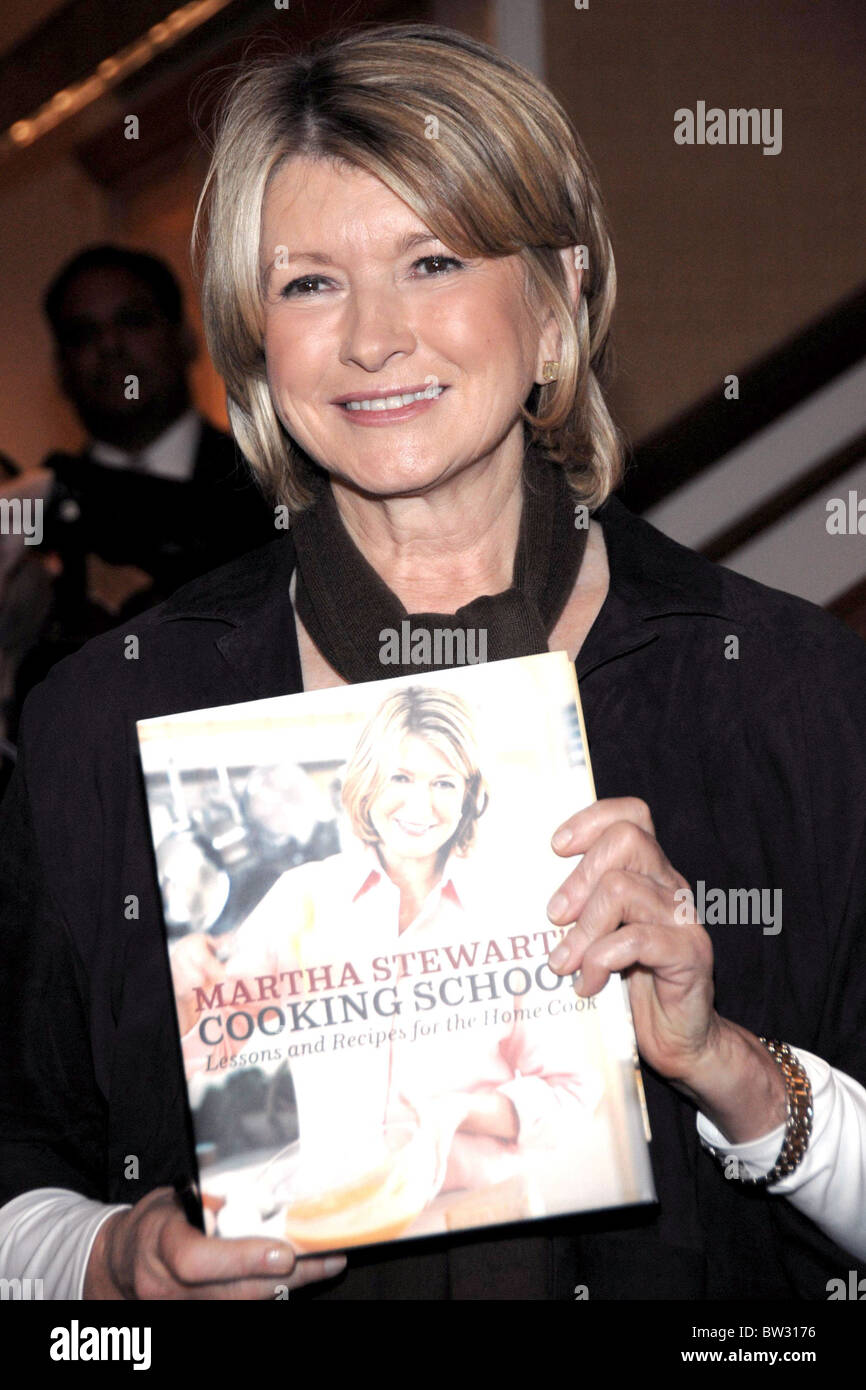 Martha Stewart: Lecciones de la escuela de cocina y recetas para el hogar  Cocinar Libro de firma Fotografía de stock - Alamy