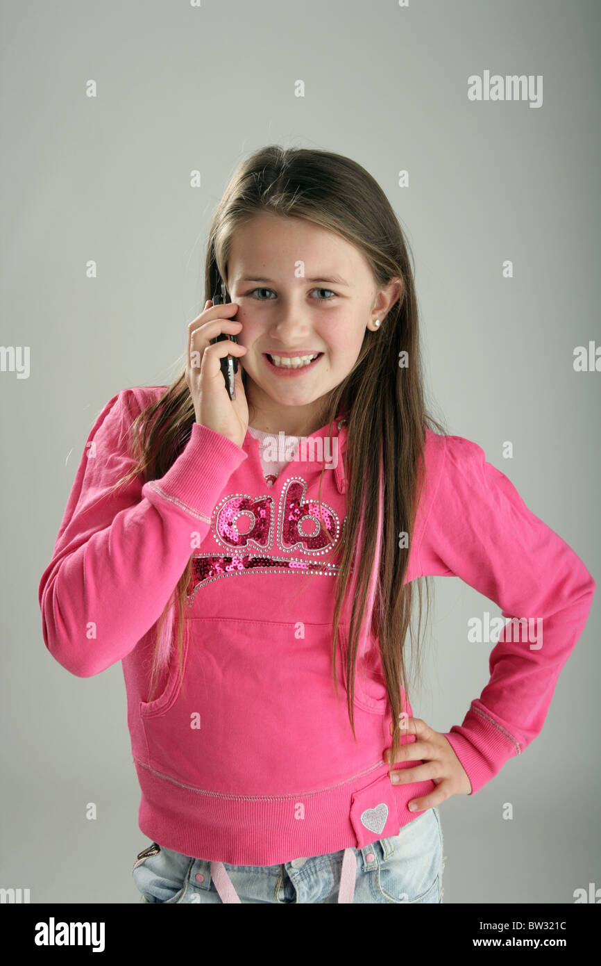 Niña de 10 años hablando por un teléfono móvil Fotografía de stock - Alamy