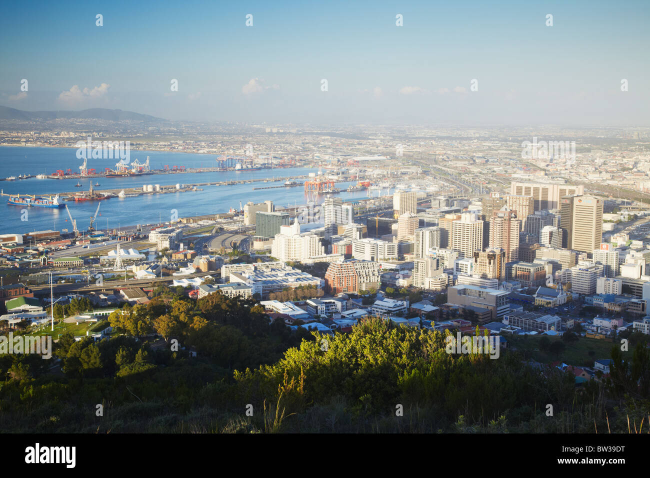 Vista de la bahía y la ciudad de mesa Cuenco de Signal Hill, Ciudad del Cabo, Western Cape, Sudáfrica Foto de stock