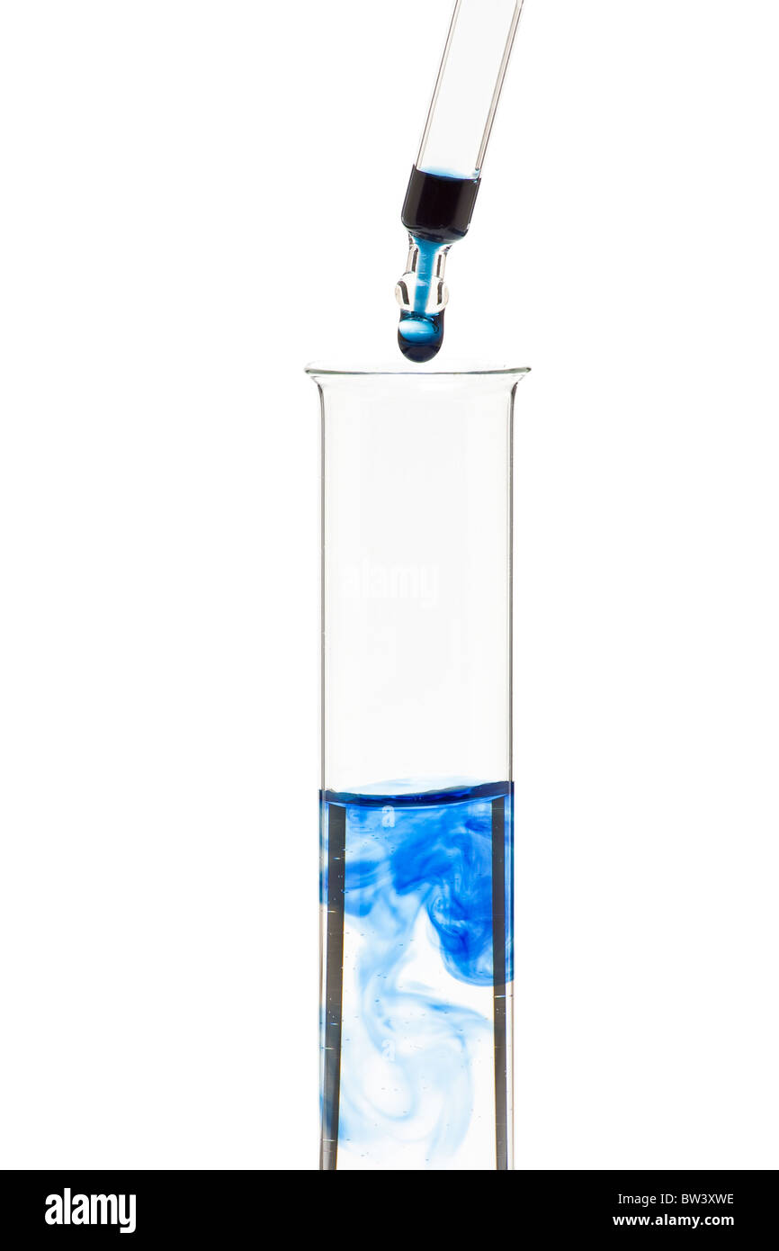 Indicador de pH con pipeta cuentagotas fluido en el tubo de ensayo Foto de stock