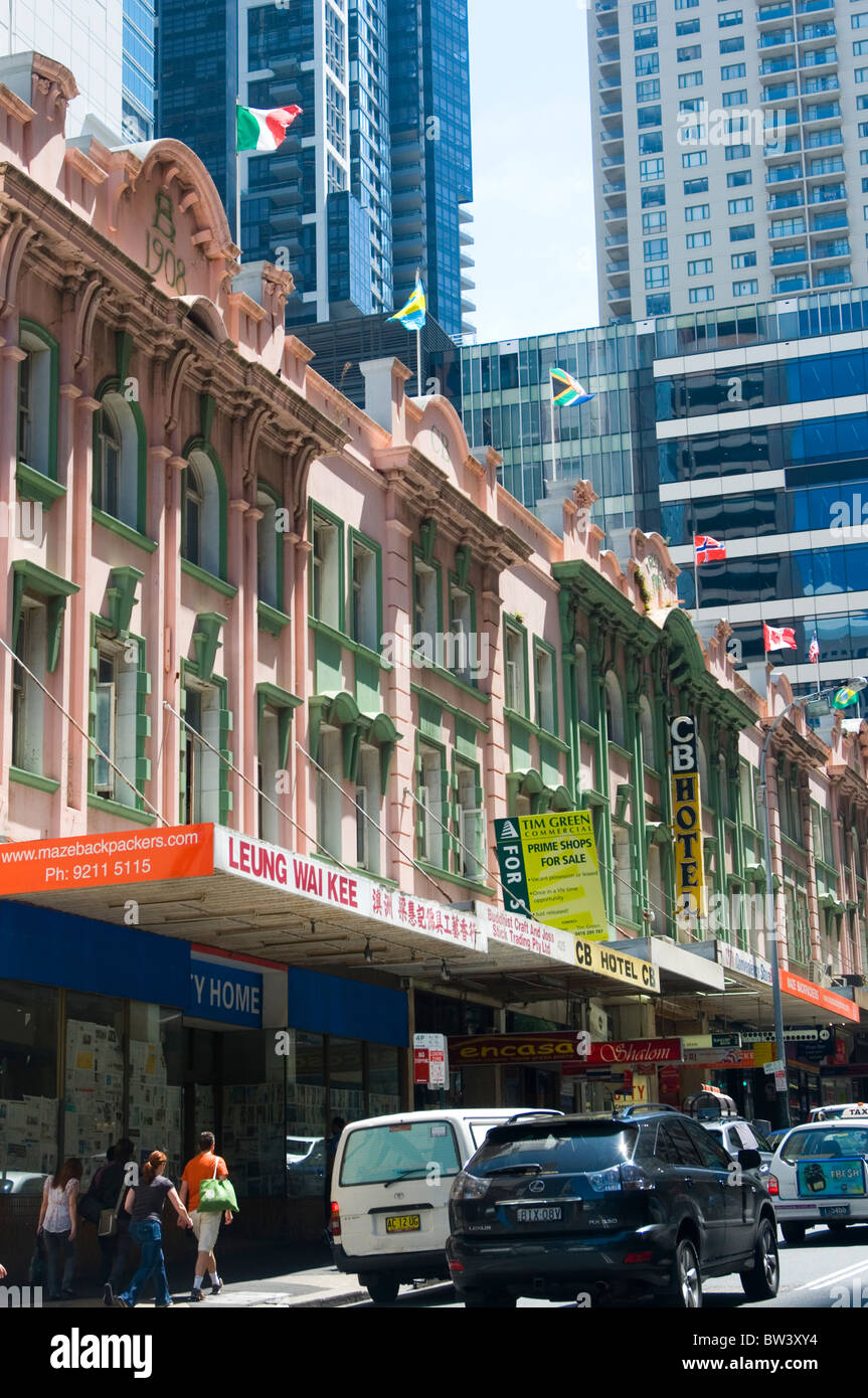 Edificios nuevos y antiguos en Pitt Street, el barrio de Chinatown de Sydney. Foto de stock