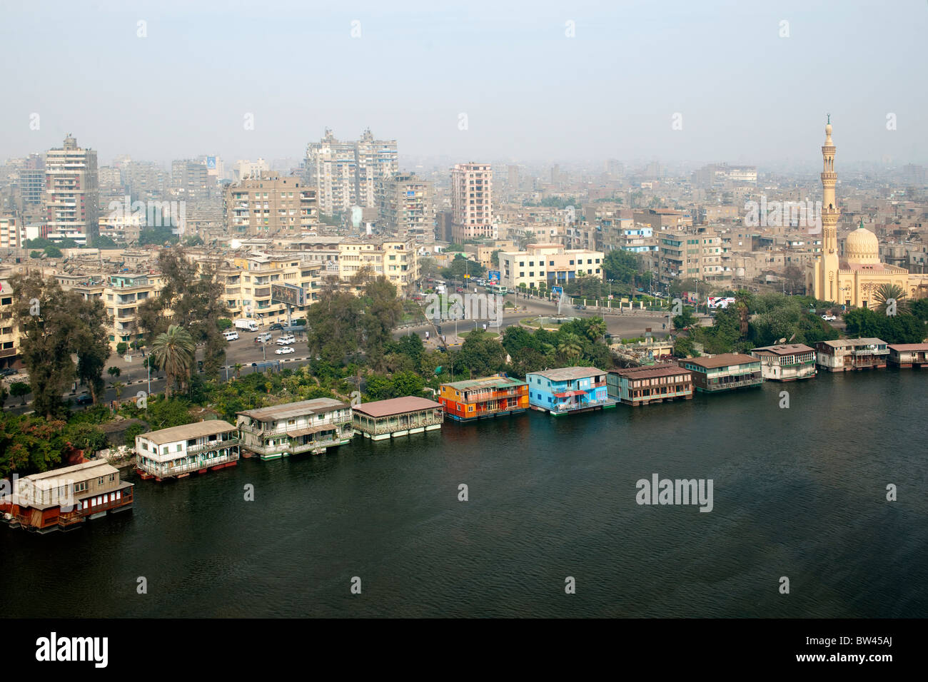 Aegypten, Kairo, vista desde la isla de Zamalek a la orilla oeste del río Nilo, con la Khalid Ibn al-Walid Mezquita Foto de stock