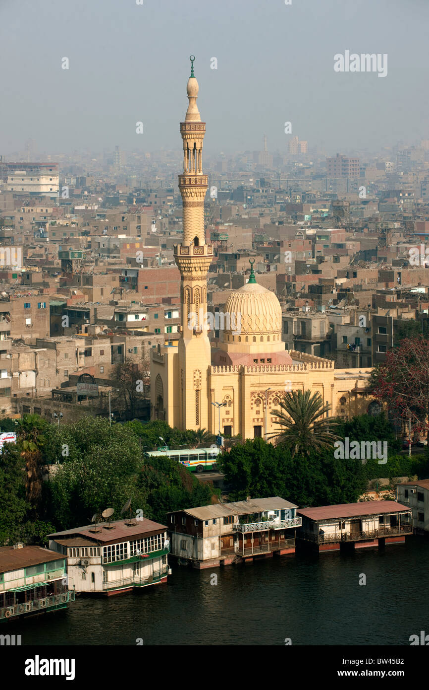 Aegypten, Kairo, vista desde la isla de Zamalek a la orilla oeste del río Nilo, con la Khalid Ibn al-Walid Mezquita Foto de stock