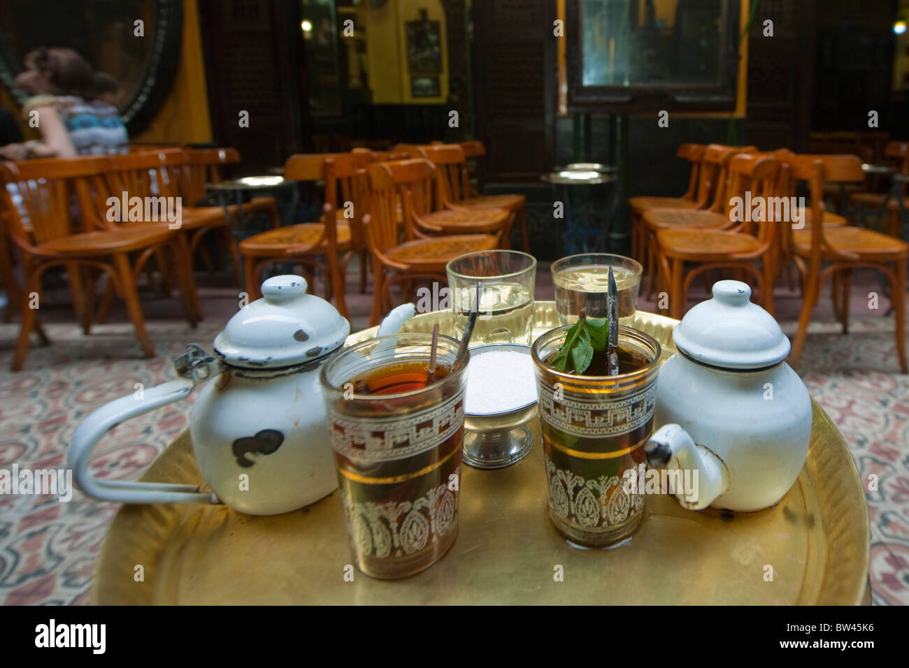 Aegypten, Kairo, Café Fishawi es la cafetería más famosa de El Cairo, ubicado justo en el corazón de la turística zona de bazar de Khan Al Khalili. Foto de stock
