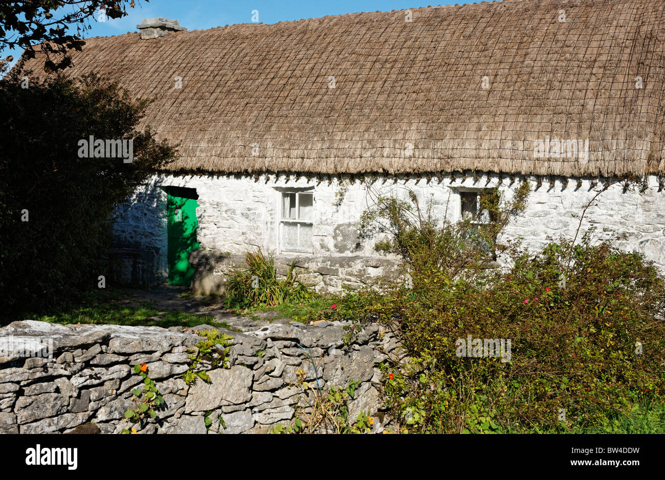 Enseñar Synge, John Millington Synge's Cottage en Carrownlisheen, Inis Meain, las Islas Aran, en el Condado de Galway, Connaught, Irlanda. Foto de stock