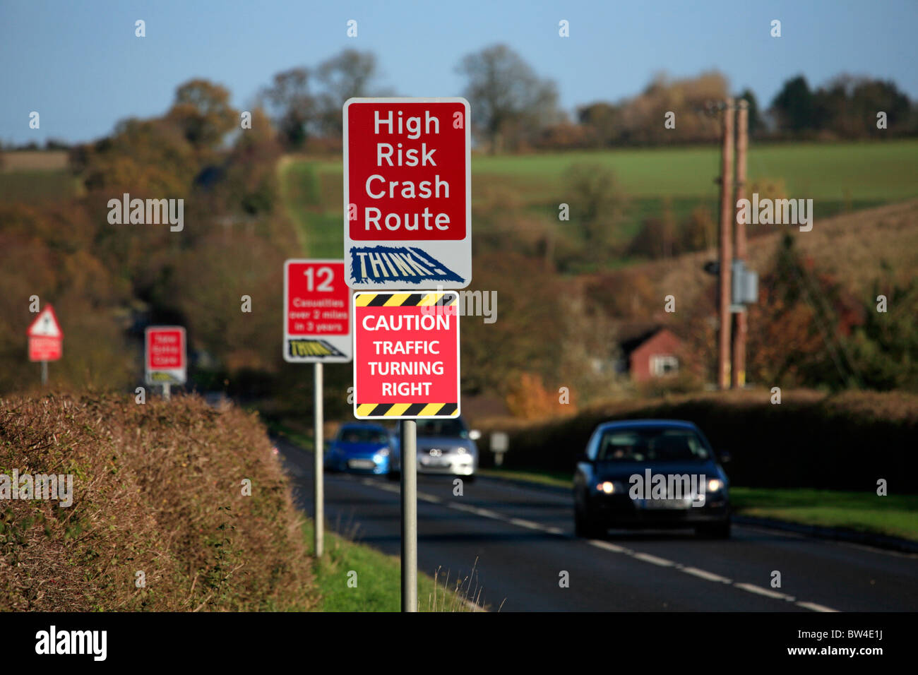 Signos de advertencia de alto riesgo de accidente y accidentes de ruta estadísticas sobre el foso camino caminos rurales, Warwickshire Foto de stock