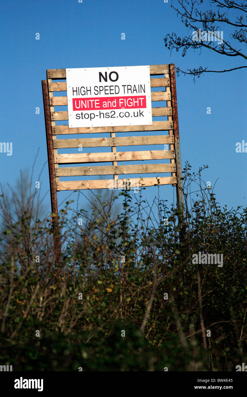 No para HS2 línea de tren de alta velocidad signo de protesta en una carretera donde la línea cruzará; Fosse Way, Warwickshire Foto de stock